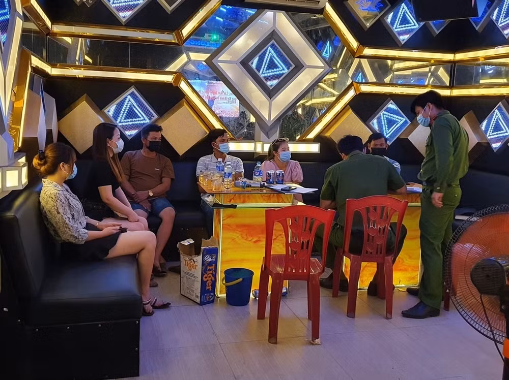 Công an tiến hành lập biên bản vi phạm đối với 6 khách tụ tập hát ở quán karaoke Bảo Long. Ảnh: vtc.vn