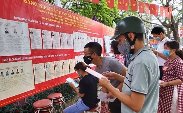 Cử tri tìm hiểu kĩ thông tin về ứng viên để sáng suốt lựa chọn người đại biểu nhân dân.