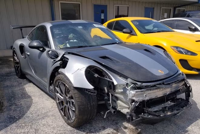 Siêu xe Porsche 911 GT2 RS 2018 bị hỏng nặng phần đầu. Ảnh: Carscoops.