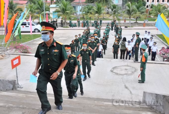 Cán bộ chiến sĩ Trung đoàn 152 tiến hành bầu cử đại biểu Quốc hội khóa XV và đại biểu HĐND tỉnh Kiên Giang, HĐND TP. Phú Quốc