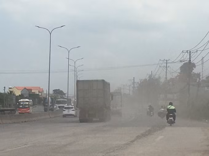 Khói bụi mịt mù thường xuyên bao phủ QL 51.