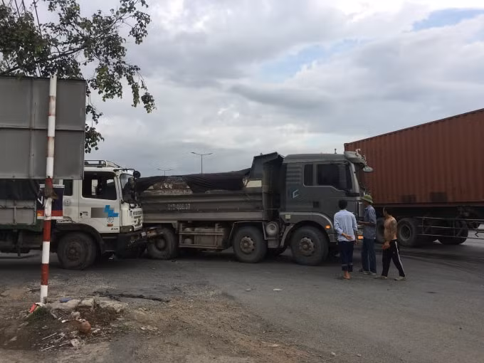 Lưu lượng xe tham gia giao thông dày đặc, chỉ một vụ va chạm nhỏ cũng khiến giao thông trên QL51 ùn ứ kéo dài.