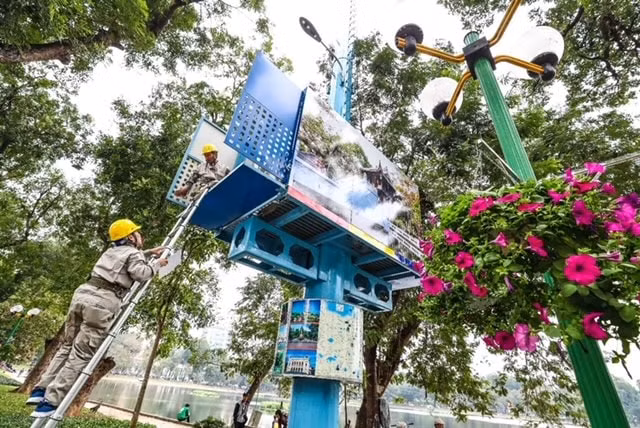 Cán bộ kỹ thuật của MobiFone ứng trực, đo kiểm, bảo dưỡng thiết bị, tối ưu mạng lưới, đảm bảo công tác thông tin liên lạc tốt nhất phục vụ ngày hội bầu cử 23/5/2021 sắp tới.