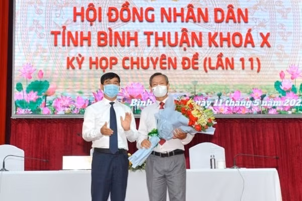 Ông Phan Văn Đăng (bên phải) được HĐND tỉnh Bình Thuận bầu giữ chức vụ Phó Chủ tịch UBND tỉnh Bình Thuận, nhiệm kỳ 2016-2021
