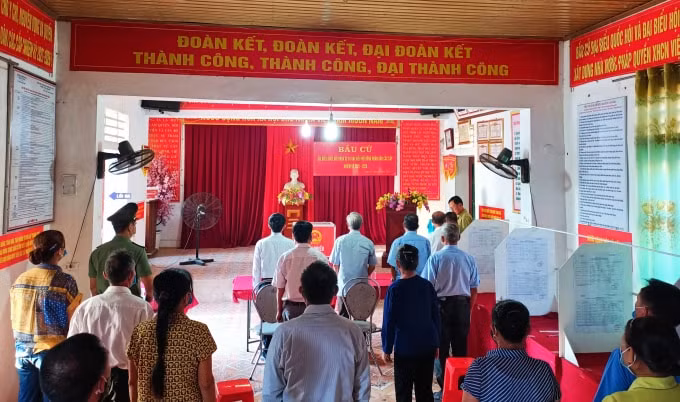 Các khu vực bỏ phiếu trên địa bàn tỉnh tiến hành khai mạc trước 07 giờ. Trong đó có nhiều đơn vị khai mạc sớm từ 5h30p - 5 giờ 45 phút như Cẩm Xuyên (01 khu vực ở xã Cẩm Vịnh), thị xã Kỳ Anh (6 khu vực), huyện Kỳ Anh (11 khu vực như ở xã Kỳ Đồng, Kỳ Bắc…), Hương Sơn (4 khu vực như ở xã Sơn Long… ), Lộc Hà (06 khu vực: Đơn vị bầu cử số 7, xã Ích Hậu; Đơn vị bầu cử số 1, số 2, số 4, số 5, số 6, xã Hộ Độ), Hương Khê (23 khu vực như ở xã Gia Phố, xã Hòa Hải, Phúc Đồng...).