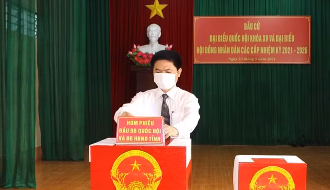 Đồng chí Trương Quốc Huy, Phó Bí thư Tỉnh ủy, Chủ tịch UBND tỉnh, Chủ tịch UBBC tỉnh Hà Nam thực hiện bỏ phiếu tại KVBP số 2.
