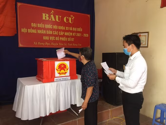 Cử tri xã Hưng Đạo thực hiện quyền công dân của mình.