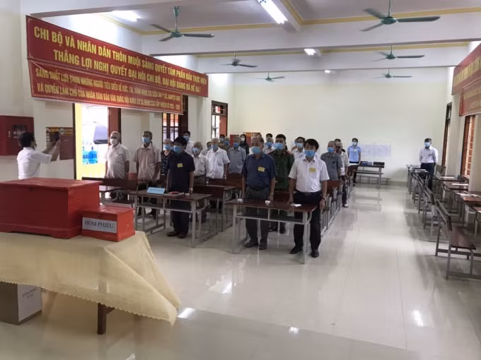 Các thành viên Ủy ban Bầu cử, tổ bầu cử thuộc thôn Muội Sảng, xã Hưng Đạo, huyện Tiên Lữ tổ chức khai mạc lễ bầu cử.