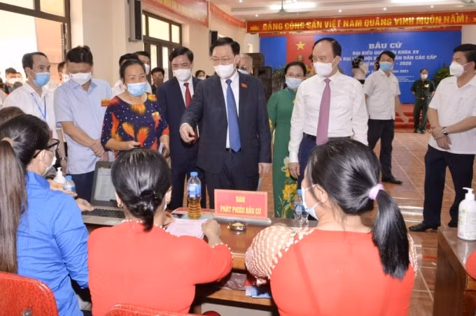 Chủ tịch Quốc hội Vương Đình Huệ trò chuyện với thành viên tổ bầu cử tại huyện Đông Anh.