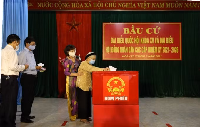 Cử tri Nguyễn Thị Nguyên, 92 tuổi, bỏ phiếu tại Khu vực bầu cử số 7, phường Phan Đình Phùng, thành phố Thái Nguyên. Ảnh: Báo Thái Nguyên