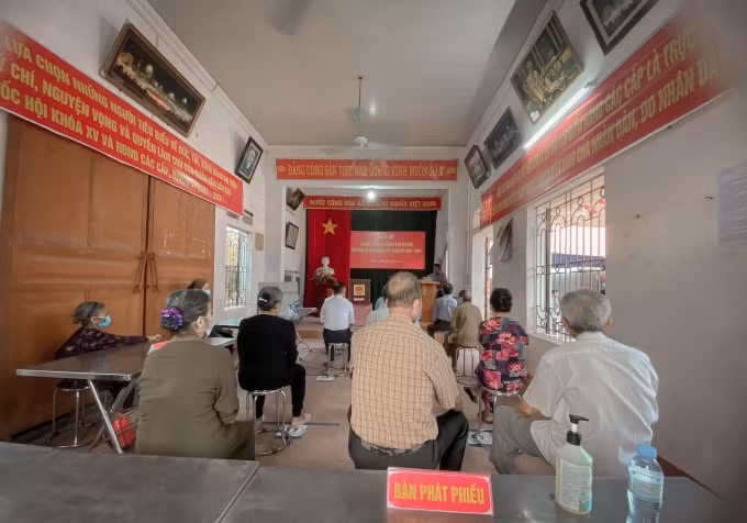 Các cử tri huyện Kim Động được phổ biến thể lệ bầu cử.