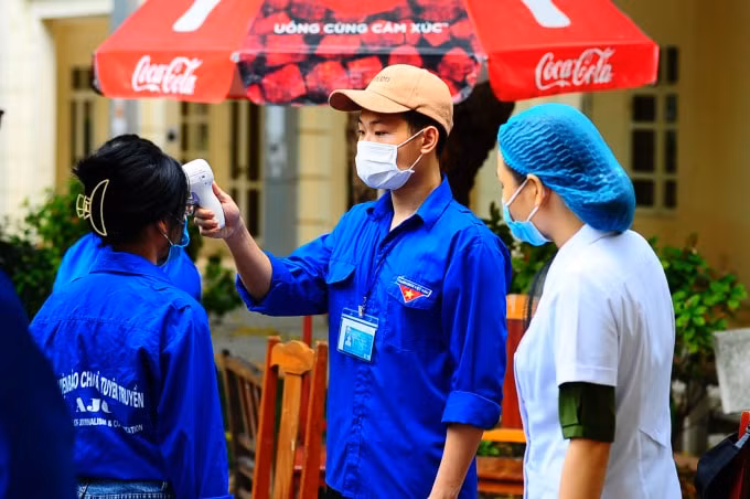 Tại điểm bầu cử công tác đảm bảo an toàn phòng chống dịch bệnh đã được thực hiện nghiêm túc. Ảnh: H.Đ