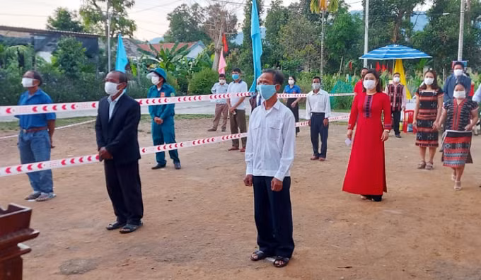 Cử tri khu vực bầu cử số 3, thôn Cha Măng, xã Thượng Lộ của huyện Nam Đông thực hiện giãn cách đảm bảo an toàn phòng chống dịch.
