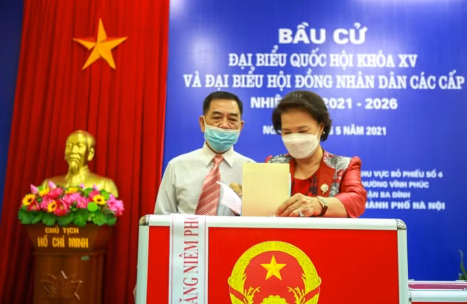 Nguyên Chủ tịch Quốc hội Nguyễn Thị Kim Ngân bỏ phiếu, thực hiện quyền công dân của mình.