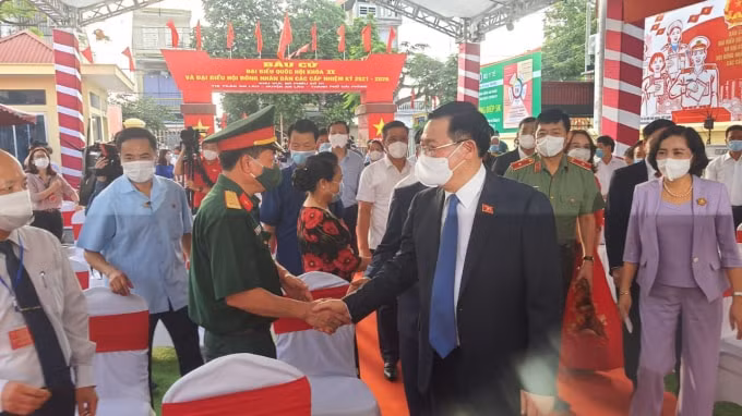 Chủ tịch Quốc hội Vương Đình Huệ trò chuyện với cán bộ làm nhiệm vụ công tác bầu cử.