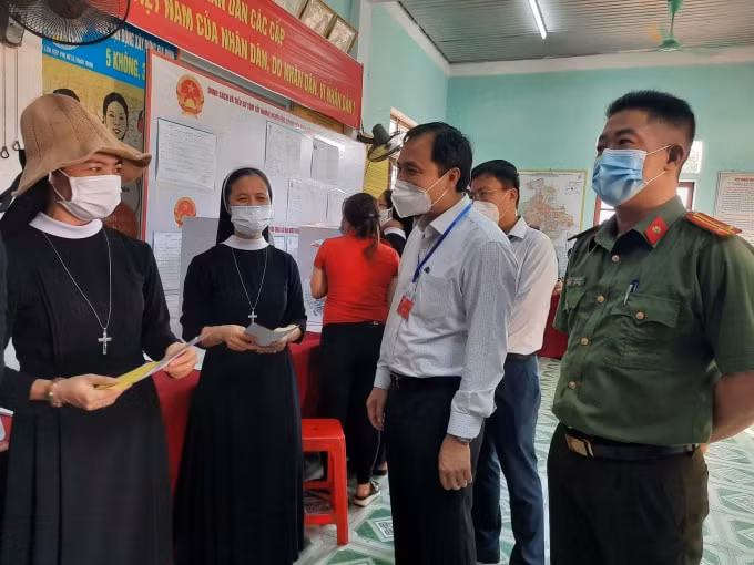 Nhìn chung, cử tri toàn tỉnh Hà Tĩnh đi bỏ phiếu với không khí sôi nổi, phấn khởi và tin tưởng vào sự thành công của cuộc bầu cử. Các điểm bỏ phiểu diễn ra an toàn, đúng luật định; cử tri mang khẩu trang, sát khuẩn, giữ khoảng cách đảm bảo quy định phòng dịch Covid-19.