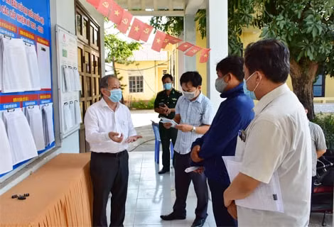 Chủ tịch UBND tỉnh, Trưởng đoàn ĐBQH tỉnh, Phó Chủ tịch Thường trực Ủy ban Bầu cử tỉnh Phan Ngọc Thọ đi kiểm tra các điểm bầu cử.