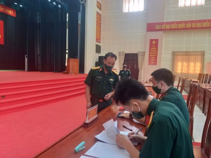 Cán bộ, chiến sỹ tham gia bầu cử sớm tại khu vực bầu cử số 7 - Bộ Chỉ huy quân sự tỉnh Bắc Ninh.