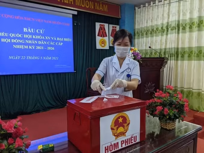 Cử tri bầu cử sớm tại Bệnh viện dã chiến số 1 của tỉnh Bắc Ninh vào sáng nay 22/5.