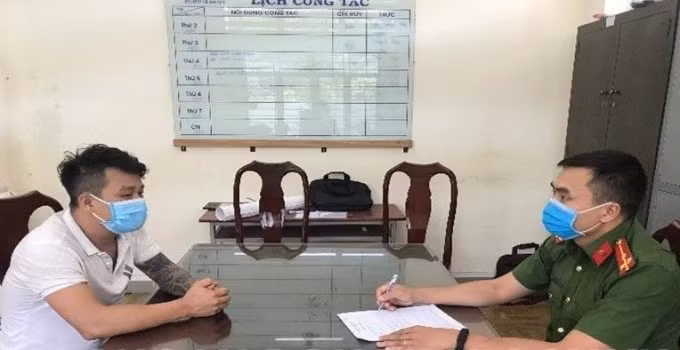 Công an lấy lời khai đối tượng cầm đầu trong vụ án - Ảnh: Công an Đồng Nai.