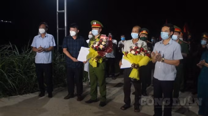 Ban chỉ đạo phòng chống dịch Covid-19 huyện Thanh Thủy tặng hoa chúc mừng các cán bộ, chiến sĩ lực lượng làm nhiệm vụ tại chốt và người dân xã Tân Phương..