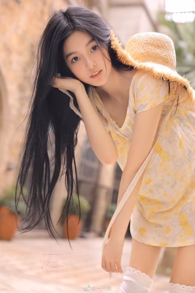 Ngô Diệc Phàm bị lộ ảnh hẹn hò với hotgirl Douyin Tử Di.