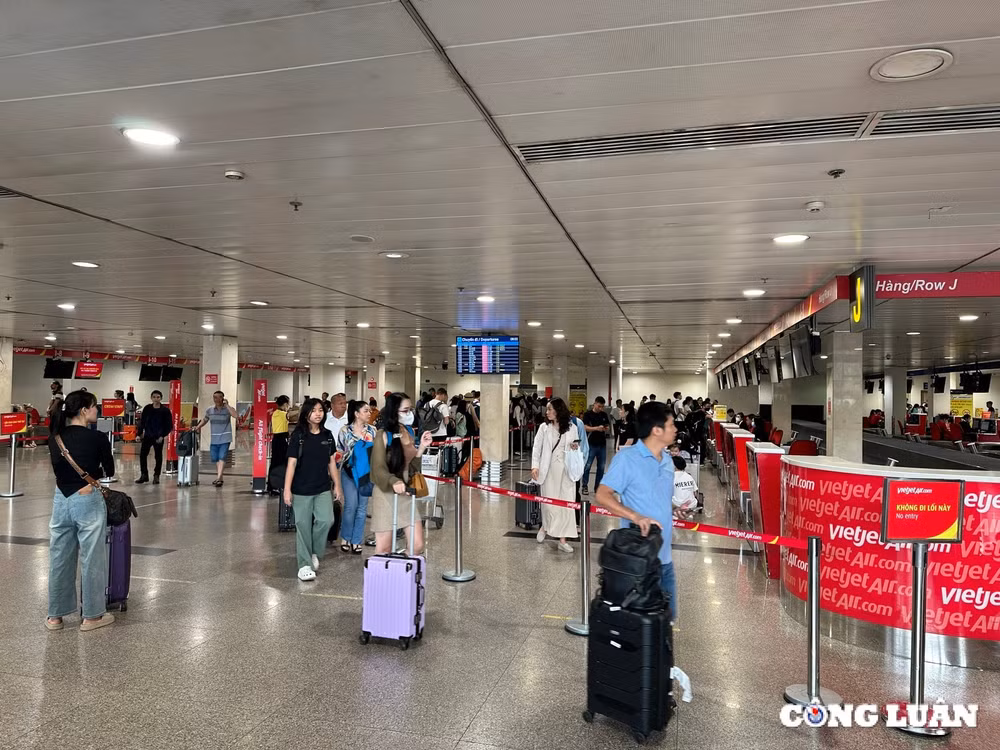 khong con canh chen lan san bay tan son nhat thong thoang trong ngay dau ky nghi le 2 9 hinh 1