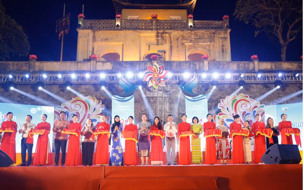 doc dao khong gian trien lam sac mau van hoa asean tai ha noi hinh 1