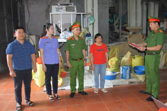 Lào Cai: Thu giữ hơn 22 tấn gạo giả thương hiệu Séng Cù, 2 đối tượng bị khởi tố
