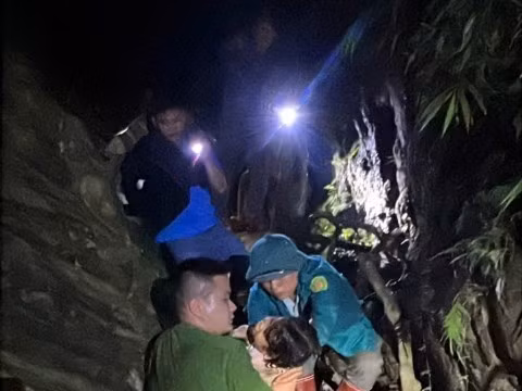 Lạng Sơn: Xuyên đêm cứu bé gái 5 tuổi lạc rừng bị ngã xuống khe suối sâu gần 10 mét