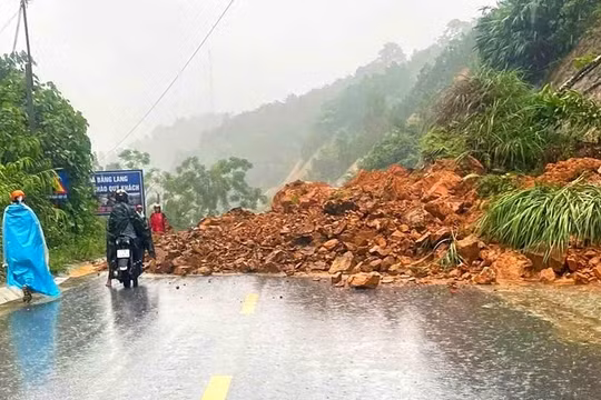 Mưa lớn gây sạt lở, chia cắt nhiều tuyến đường ở Tuyên Quang