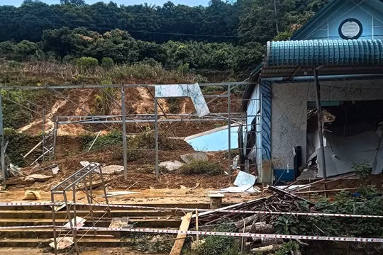 Lào Cai: Sạt lở đất vùi lấp nhà dân, 4 người thoát nạn an toàn