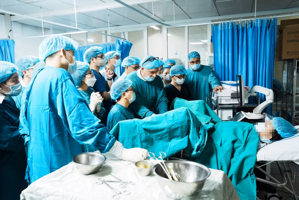 co nen ap gia thuoc de benh vien chu dong mua nguoi benh do vat va hinh 2