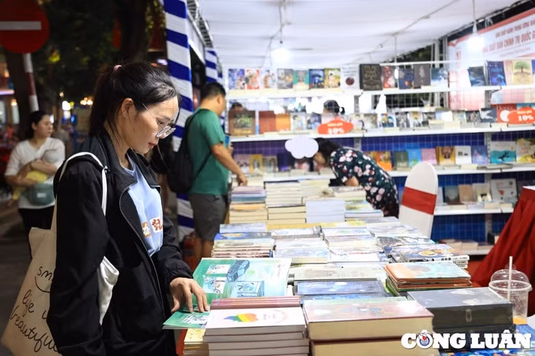 40000 tua sach trung bay tai van mieu quoc tu giam ha noi hinh 1