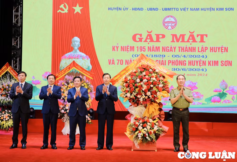 gap mat ky niem 195 nam ngay thanh lap va 70 nam ngay giai phong huyen kim son ninh binh hinh 1