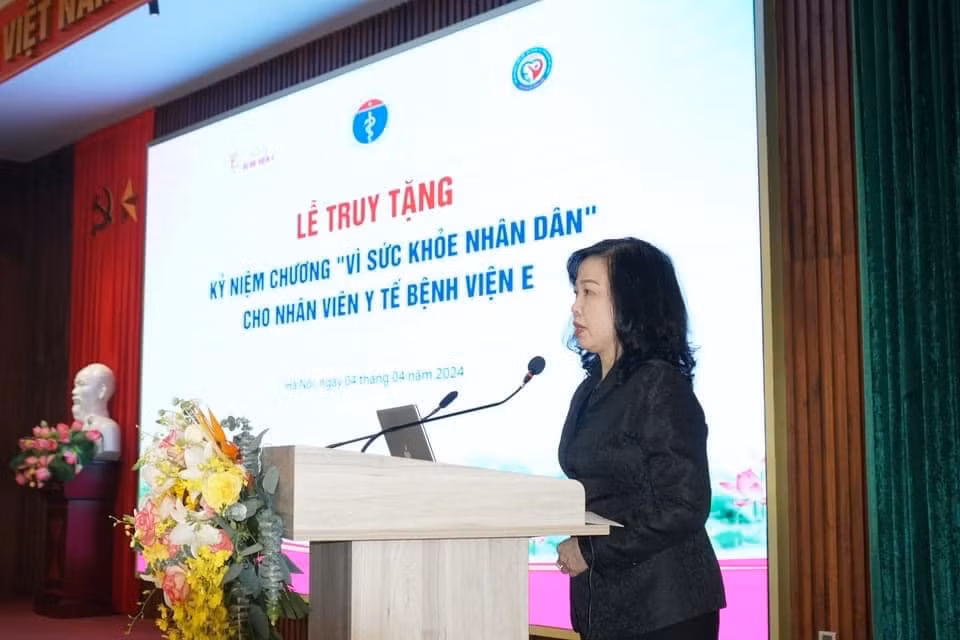 truy tang ky niem chuong vi suc khoe nhan dan cho nhan vien y te hien da tang cuu nguoi hinh 1