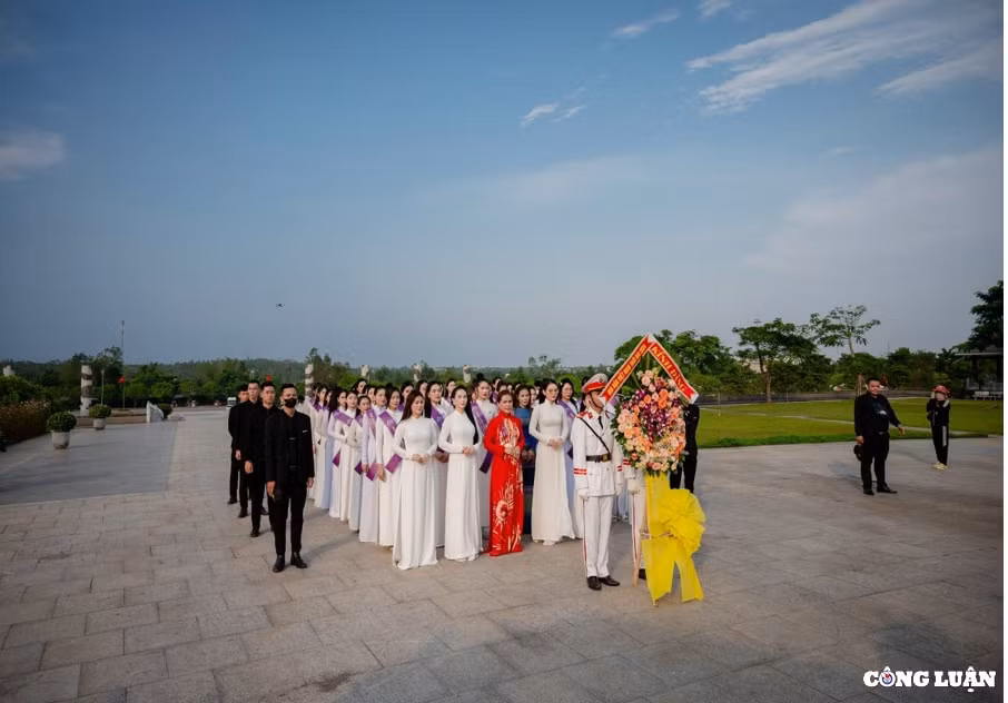 thi sinh hoa hau viet nam thoi dai 2024 dang huong tuong niem tai tuong dai me thu hinh 3