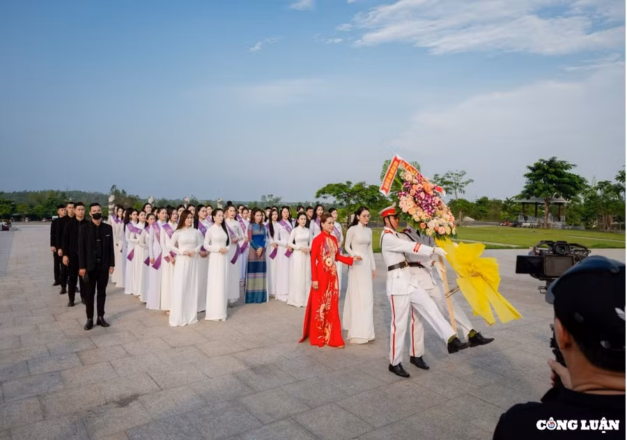 thi sinh hoa hau viet nam thoi dai 2024 dang huong tuong niem tai tuong dai me thu hinh 4