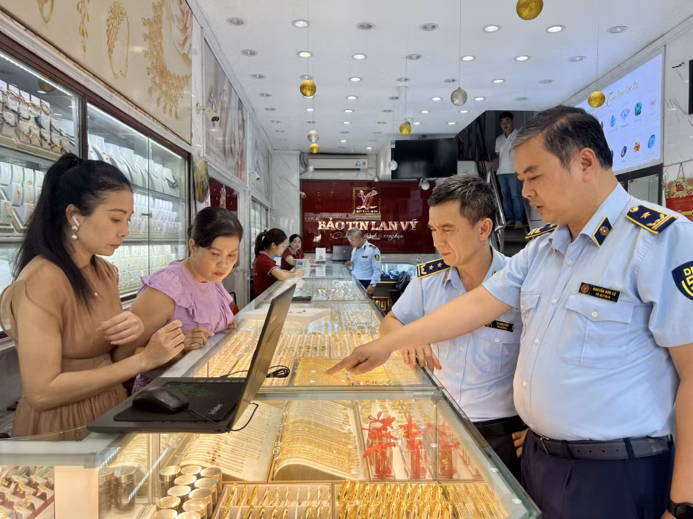 ha noi kiem tra 3 cua hang kinh doanh vang nham binh on thi truong hinh 2
