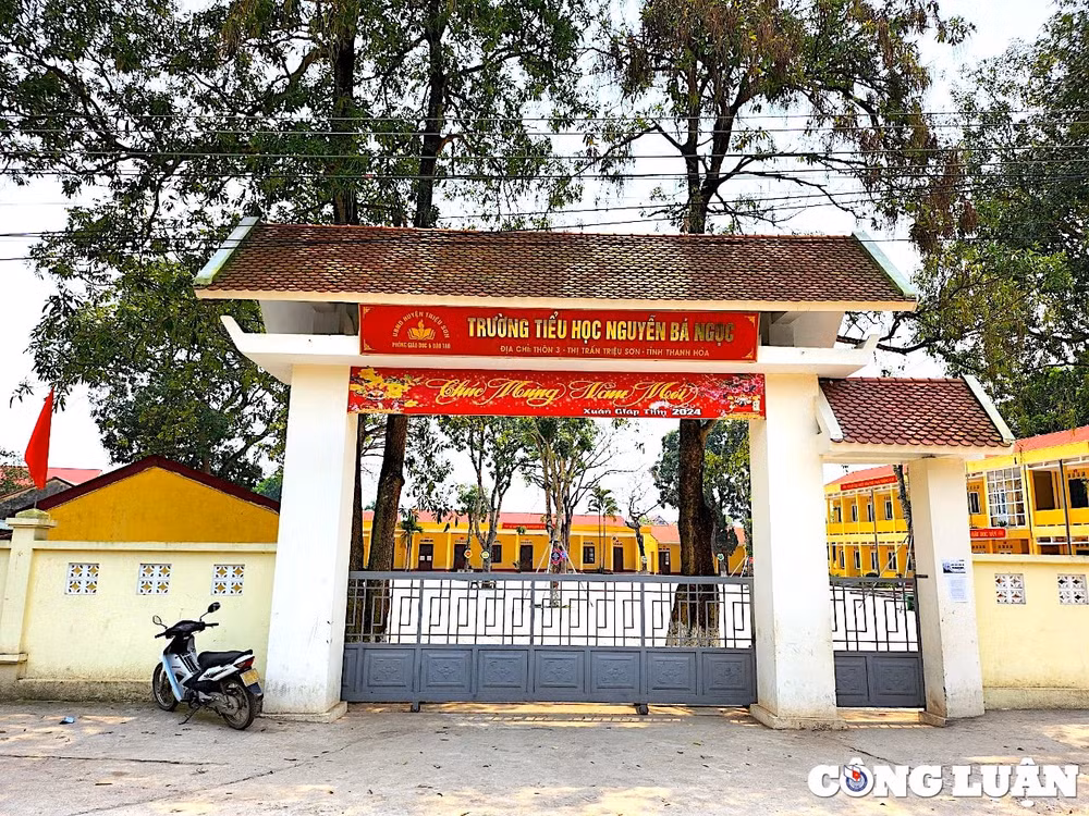 phu huynh dua con em tro lai truong hoc tam dung sap nhap truong hinh 1