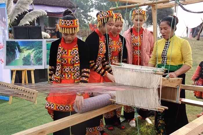 ron rang sac mau van hoa cac dan toc tai lang van hoa hinh 2