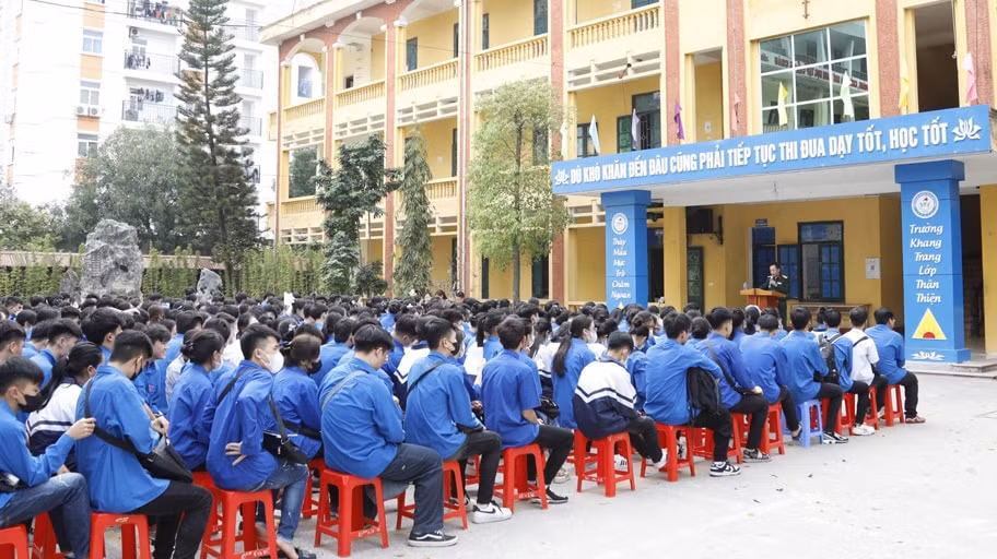 bac giang hang nghin hoc sinh duoc tu van tuyen sinh quan su hinh 1