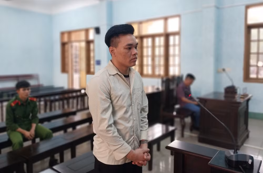 thanh nien ngang nhien trom xe o to bien xanh cua cong an tinh gia lai hinh 1