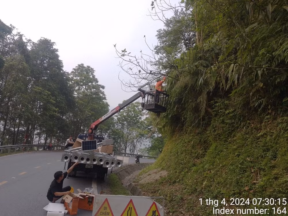 lao cai lap 40 den chieu sang nang luong mat troi tren quoc lo 4d di khu du lich sa pa hinh 1