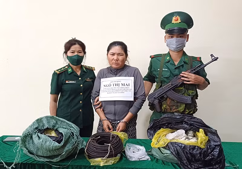 bat 2 doi tuong van chuyen trai phep vat lieu no o quang binh hinh 2