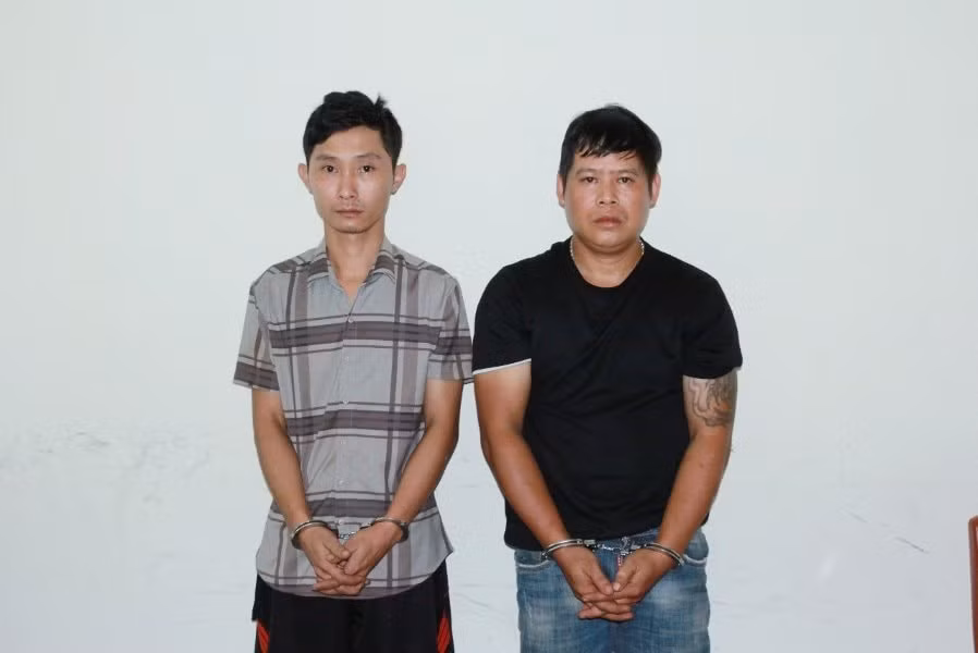 bat 2 doi tuong van chuyen 14 tan phao hoa no hinh 2