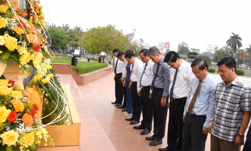 dang huong hoa tuong niem 117 nam ngay sinh dong chi tong bi thu le duan hinh 2