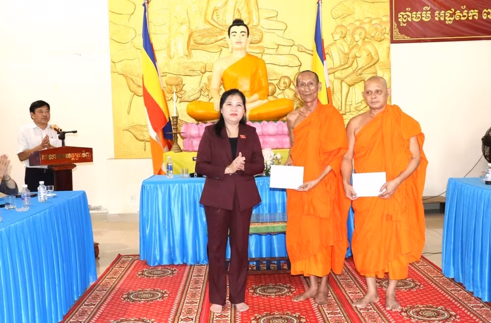 Bà Đinh Thị Phương Lan, Phó Chủ tịch Hội đồng Dân tộc, trao quà Tết cho Hội Đoàn kết sư sãi yêu nước tỉnh Vĩnh Long. Ảnh: Thanh Hoà/TTXVN