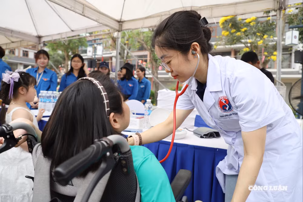 Hoạt động thăm, khám sức khỏe tại chương trình.