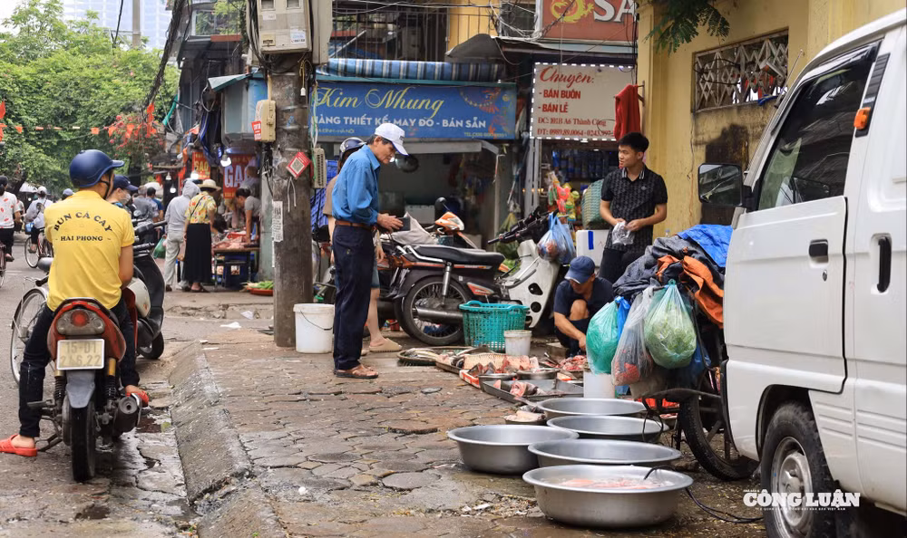 Nước từ các sạp bán cá, mổ cá ngay trên vỉa hè chảy xuống lòng đường, bốc mùi khó chịu, gây mất vệ sinh môi trường và ảnh hưởng đến sinh hoạt của người dân.